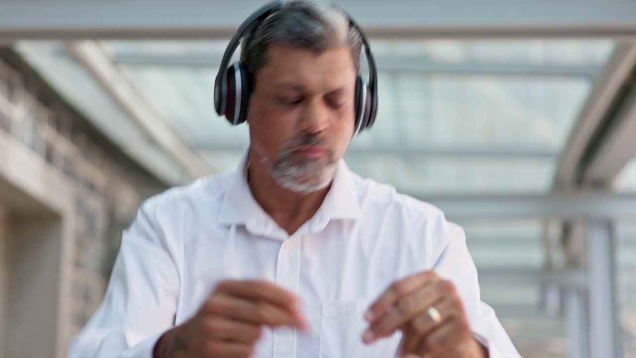 춤, 헤드폰과 사업가 듣는