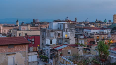 Los-Colores-De-Italia---Un-Lapso-De-Tiempo-Del-Día-A-La-Noche-En-Napoli---Frente-Al-Mar-Tirreno