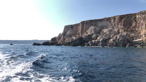 Crucero-De-Vela-En-El-Agua-Prístina-Del-Mar-Mediterráneo-Que-Revela-La-Costa-Rocosa-De-Malta