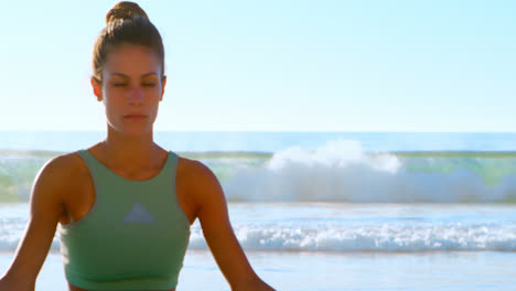 Mujer-En-Forma-Realizando-Yoga-En-La-Playa-4k