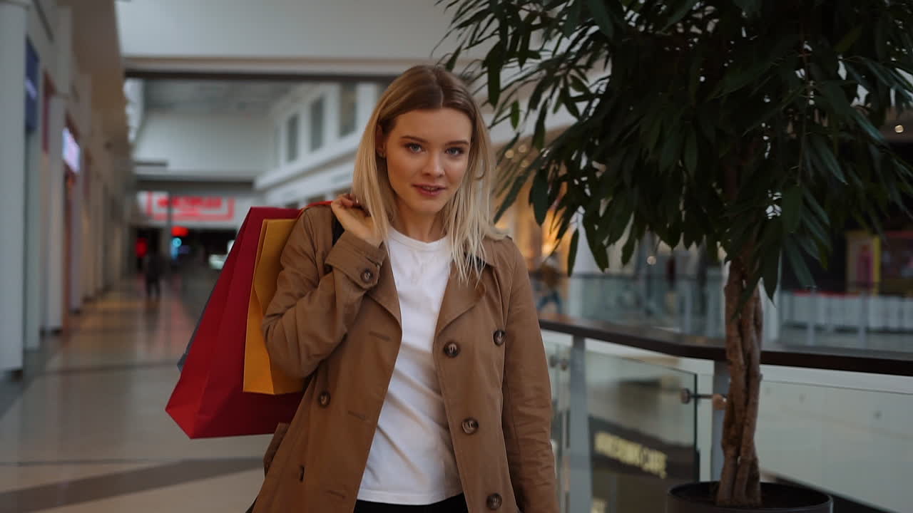 쇼핑백 을 들고 있는 여자