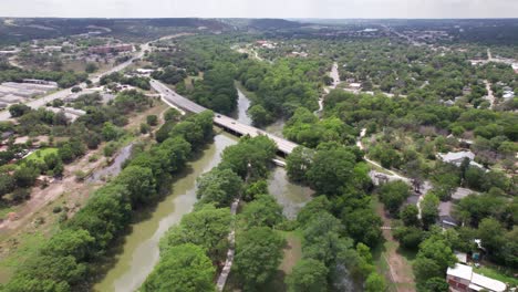 Luftbildvideo-Eines-Fluges-über-Den-Guadalupe-River-In-Kerrville,-Texas