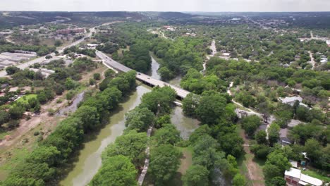 video aéreo volando sobre el río guadalupe en kerrville, texas