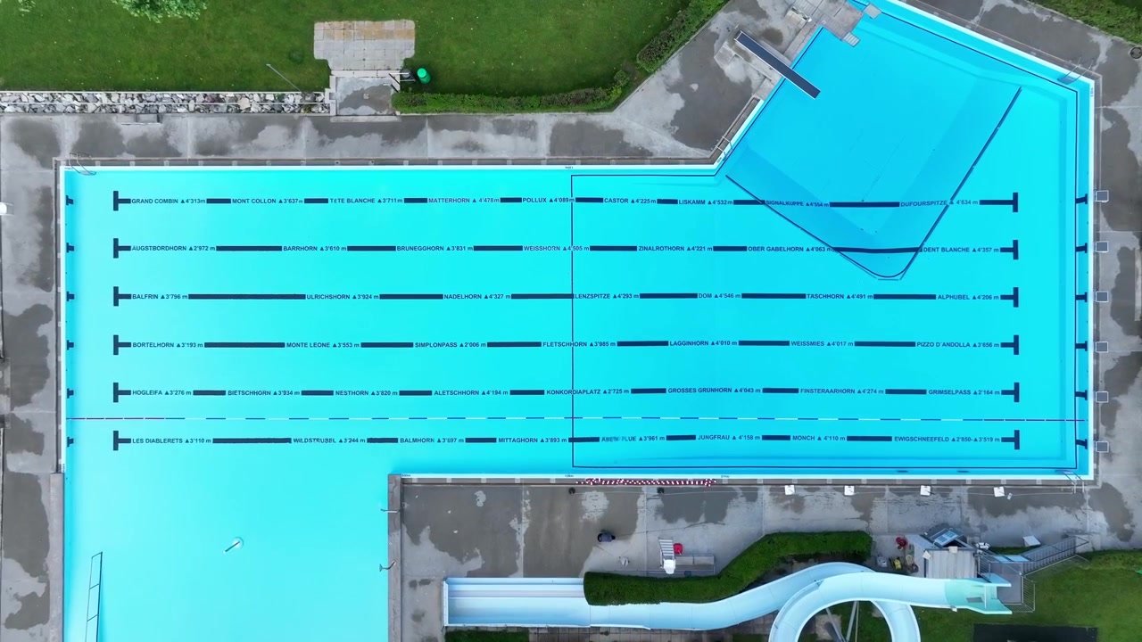 Forladt olympisk swimmingpool. Luftoptagelse oppefra, der stiger op