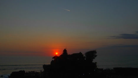 Die-Sonne-Hängt-Tief-Am-Himmel-In-Der-Nähe-Des-Tempels-Pura-Tanah-Lot-In-Bali-Indonesien