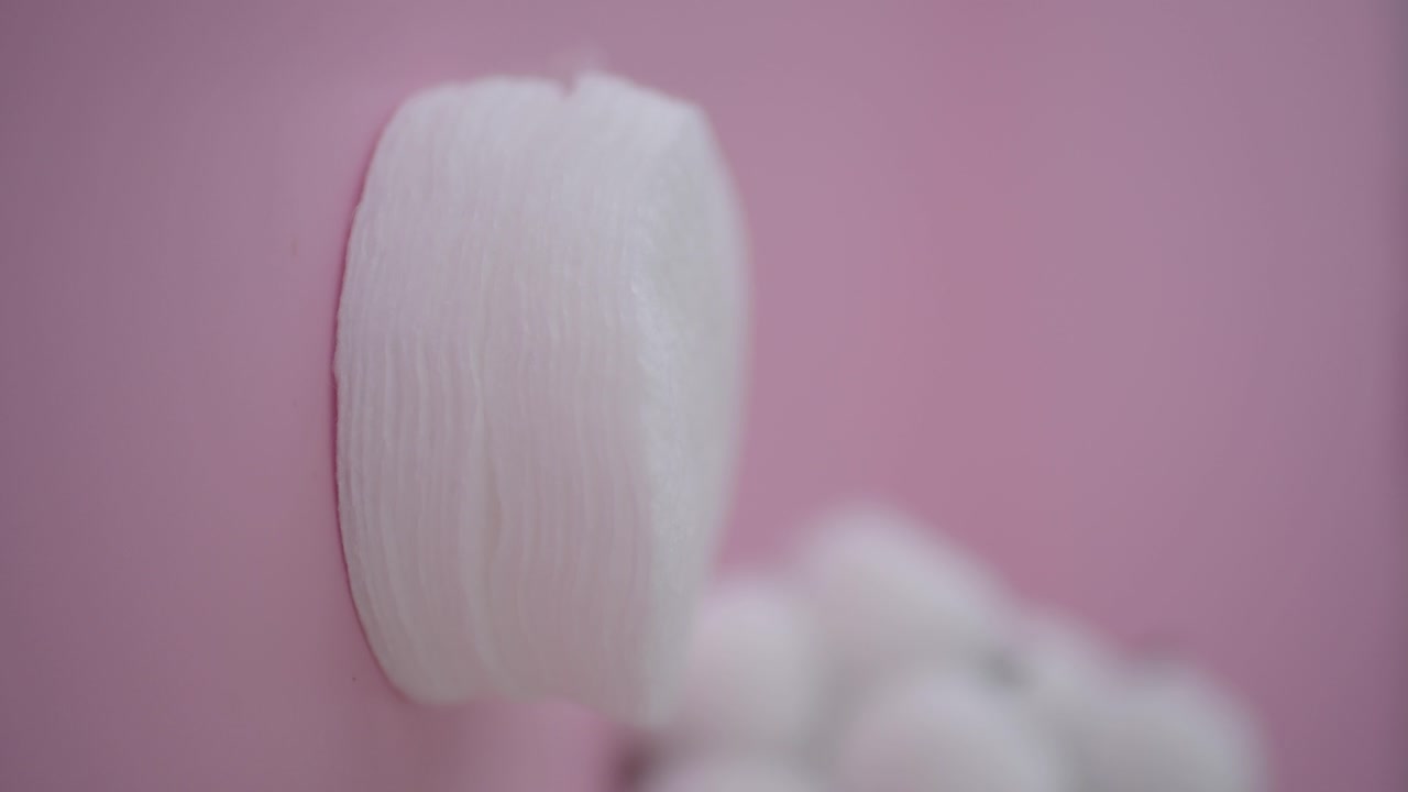 Nærbillede af vatrondeller på pink baggrund