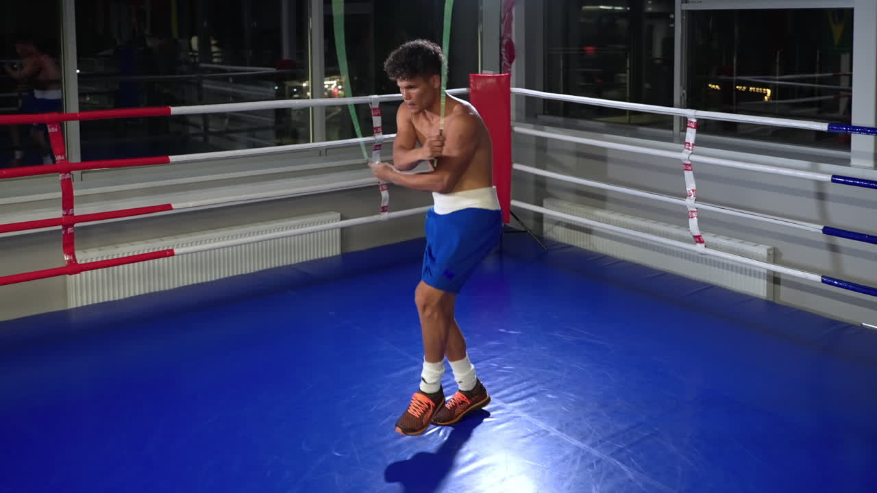 젊은 권투 선수 가 권투 링 에서 점프 로프 를 사용 하여 훈련