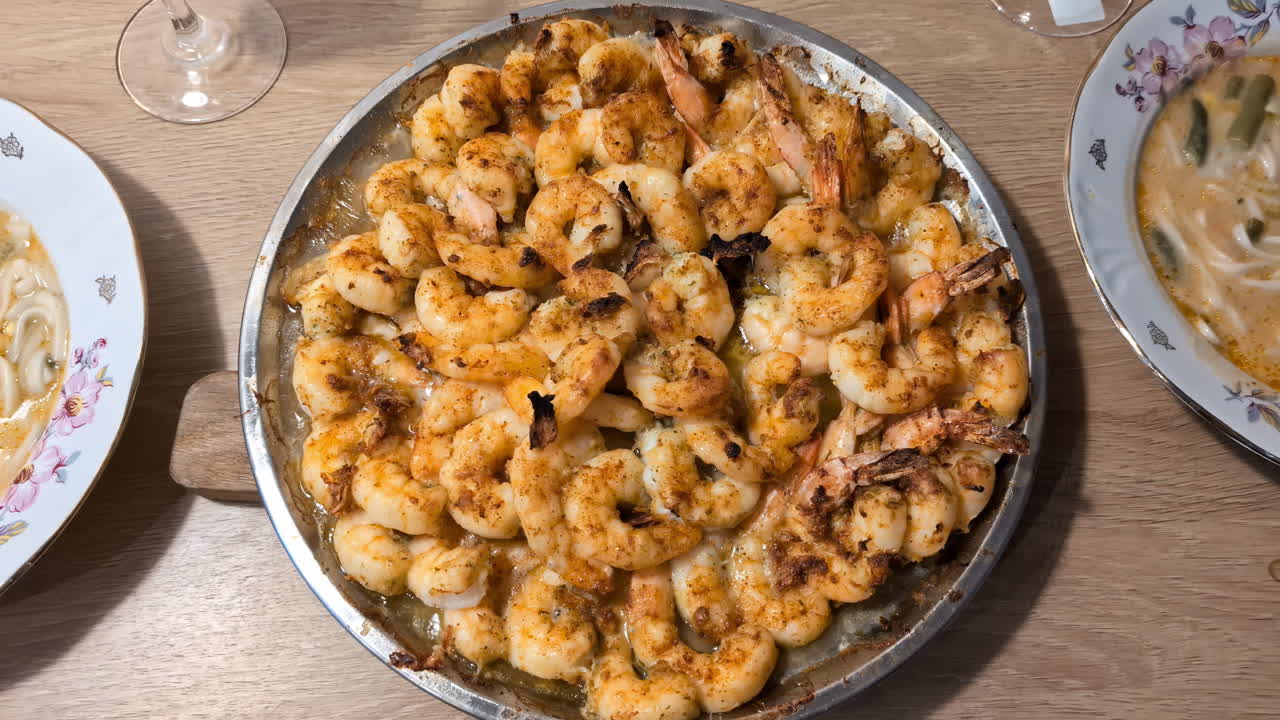 vista de un plato delicioso con los camarones de mariscos en una mesa de madera
