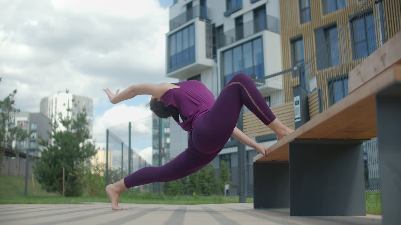 mujer practicando yoga al aire libre