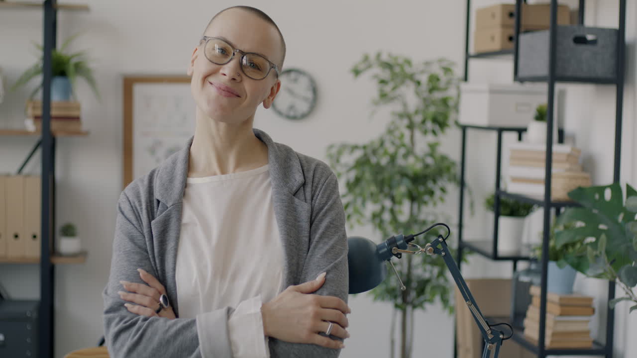 mujer de negocios confiada en una oficina moderna