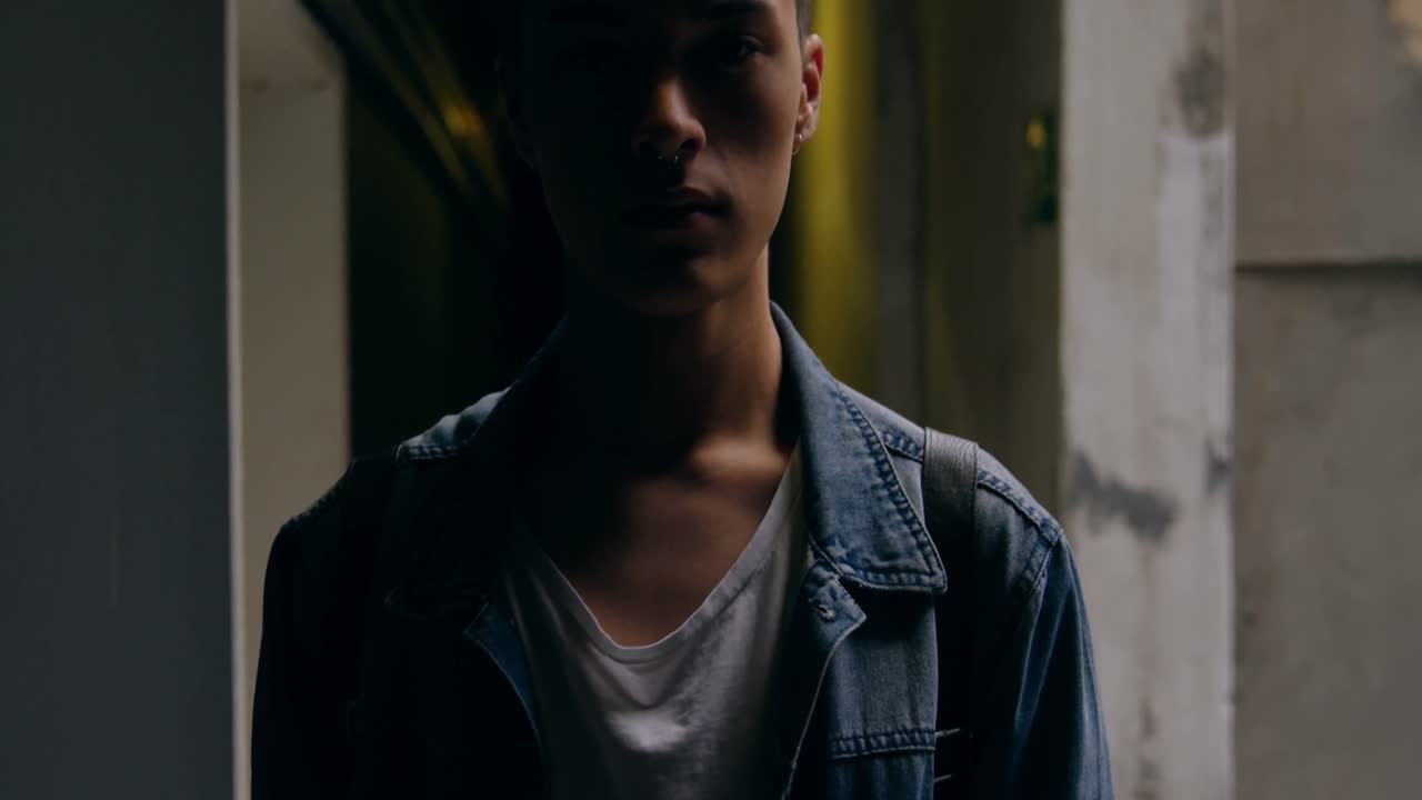 Ung mand stående på gangen 4k