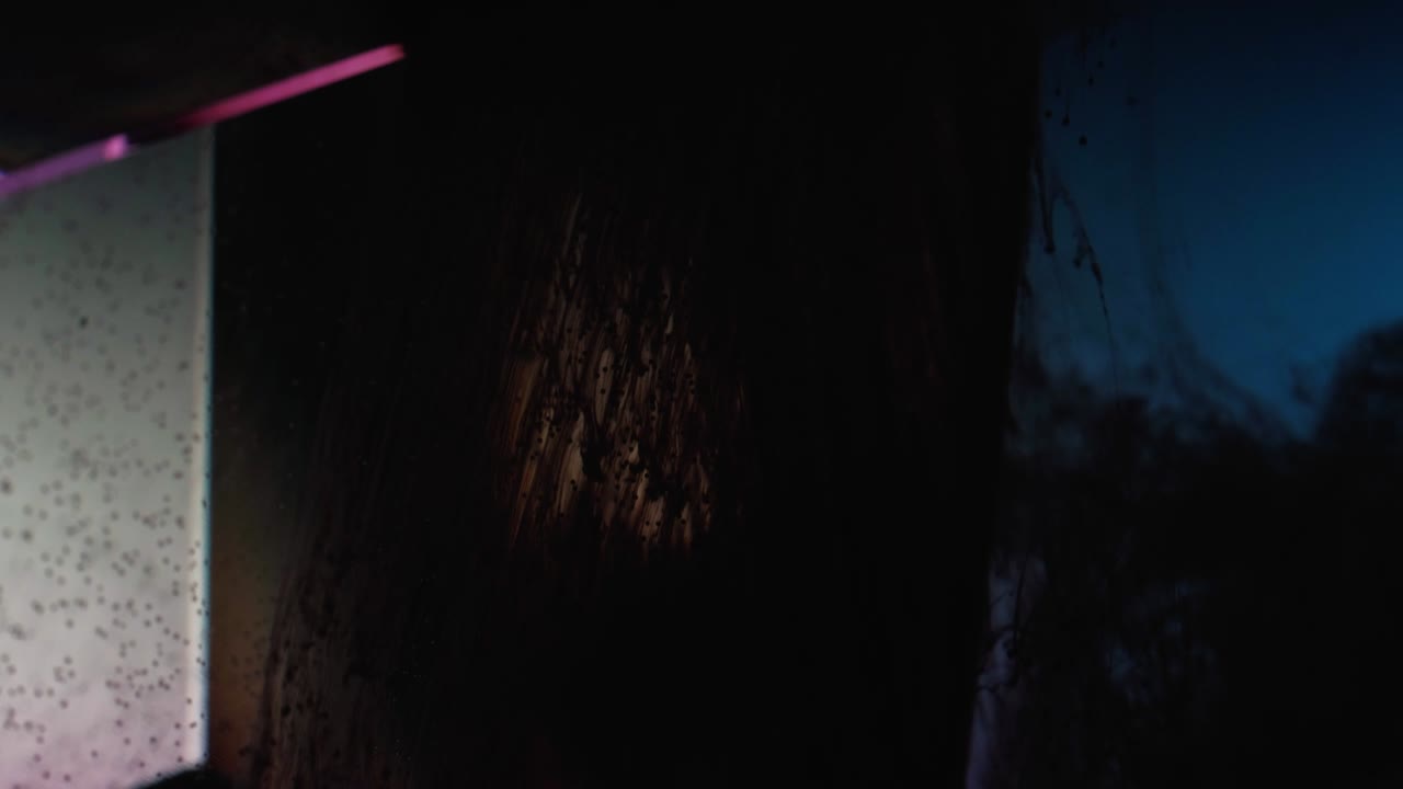 movimiento de smog pintura negra goteo de vidrio cubo de agua