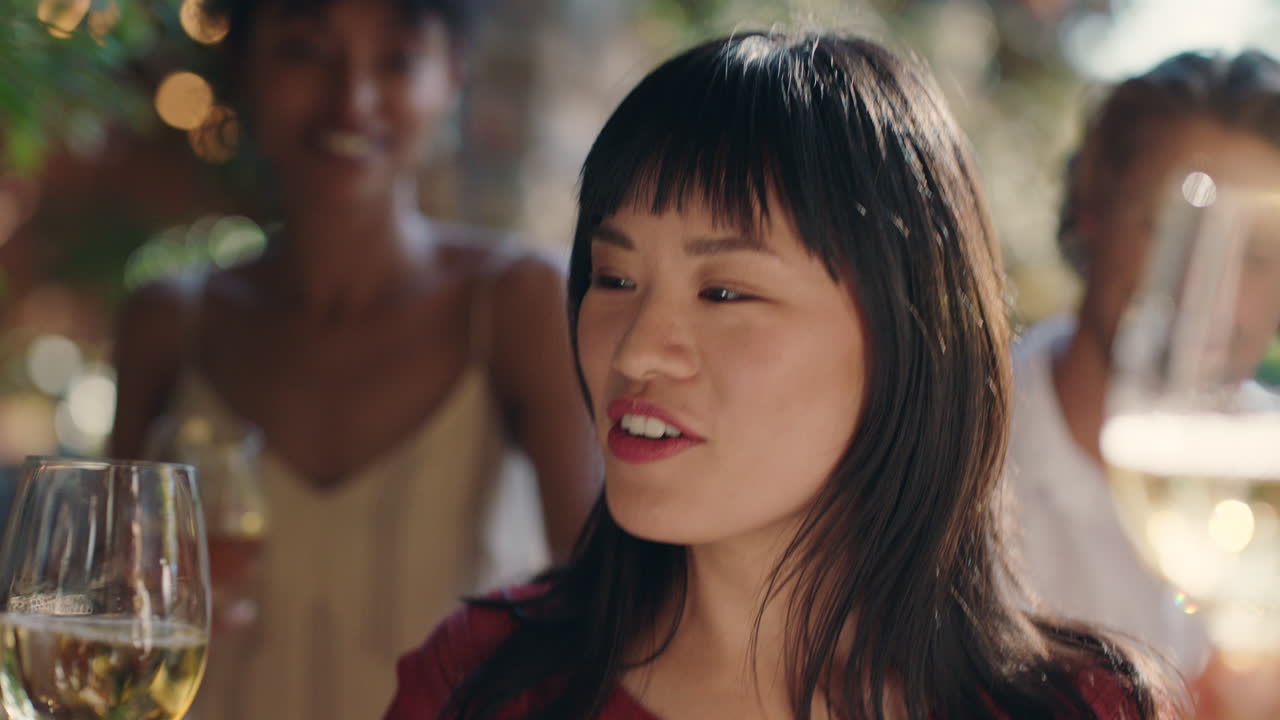 красивая азиатская женщина танцует с друзьями на летней танцевальной вечеринке, пьет вино, готовит тост, наслаждается летним общественным собранием, веселится, празднует в солнечный день, 4k-запись