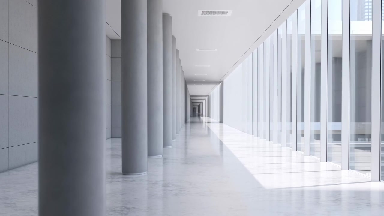 Corredor interior moderno e vazio com longa fila de colunas cilíndricas à esquerda, vidro contínuo do chão ao teto à direita, luz natural brilhante através de montantes estreitos, superfícies polidas, ambiente calmo e profissional
