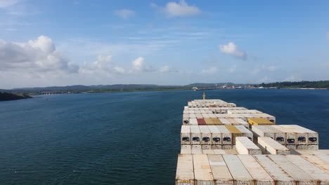 buque de carga cargado con contenedores que navega a través de las aguas de panamá