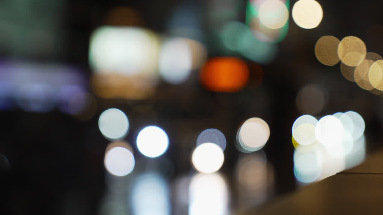 luz borrosa del tráfico en la metrópolis gran ciudad inteligente con peatones caminando principal ocupado centro de la ciudad en la noche vida nocturna