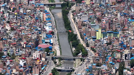 Vista-Aérea-De-La-Ciudad-Urbana-De-Katmandú-Y-El-Río-Bagmati.