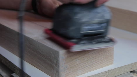 termine de lijar el relleno de madera en los estantes flotantes de madera para prepararlo para teñirlo y colgarlo en un baño remodelado