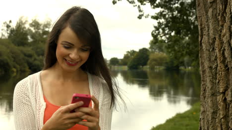 una chica bonita usando un teléfono inteligente