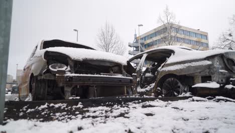 Zerstörte-Autos-Auf-Den-Straßen-Der-Stadt,-Brandanschlag-Am-Tatort-Der-Verschneiten-Stadt