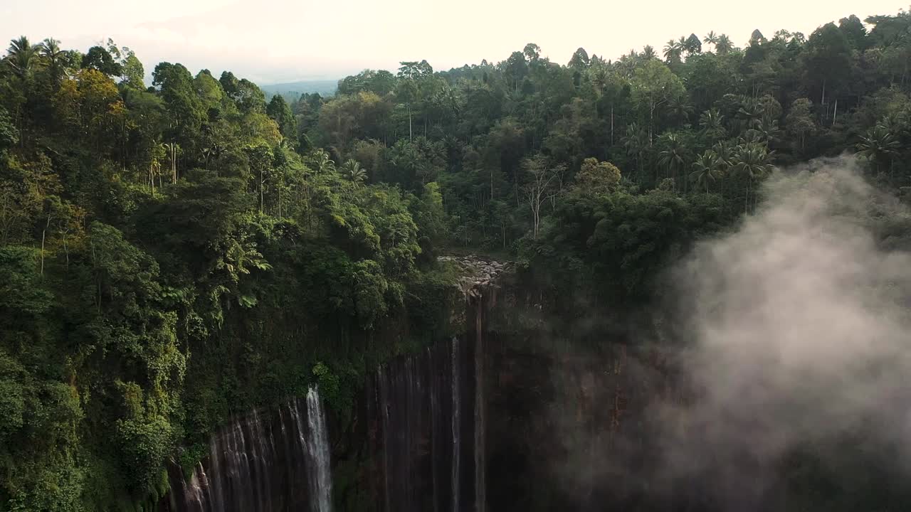 vista desde arriba, impresionantes imágenes aéreas de las cascadas de tumpak sewu coban sewu con un volcán al fondo