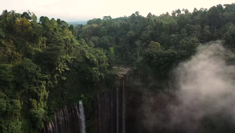 Vista-Desde-Arriba,-Impresionantes-Imágenes-Aéreas-De-Las-Cataratas-Tumpak-Sewu-Coban-Sewu-Con-Un-Volcán-Al-Fondo