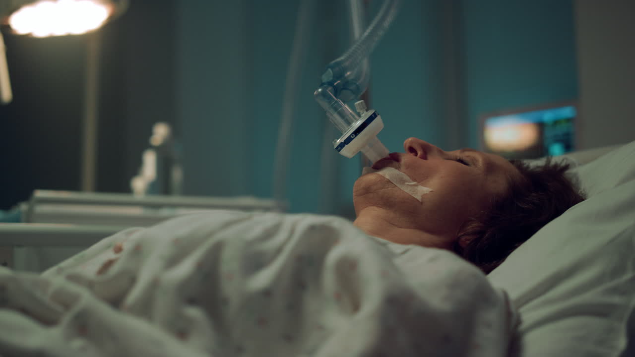 el paciente respira la máscara de oxígeno en el hospital de cerca. clínica de enfermos terminales.