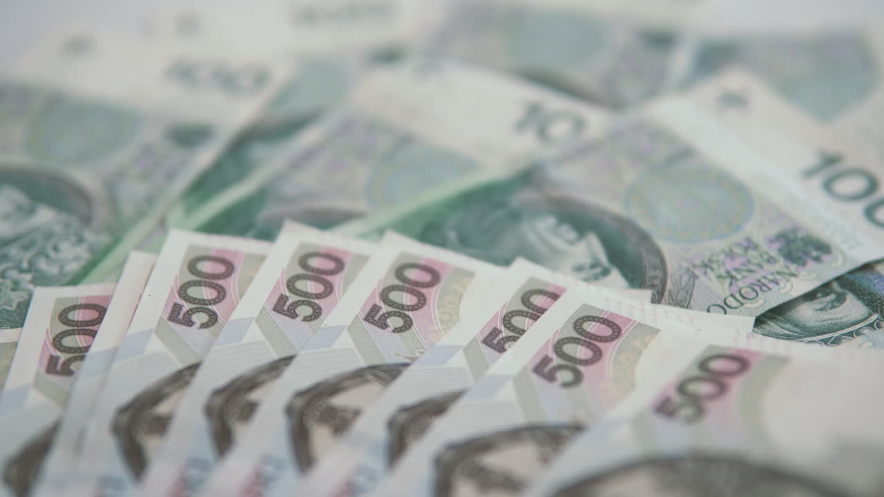 Mnoho bankovek 500 polských zlotých leží na hromadě bankovek, s peněžním pozadím.