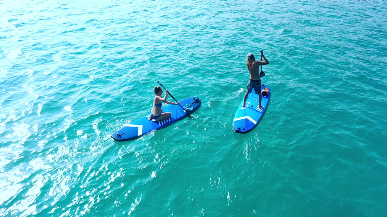 바다가 당신을 위대한 모험으로 데려가게 해주세요.