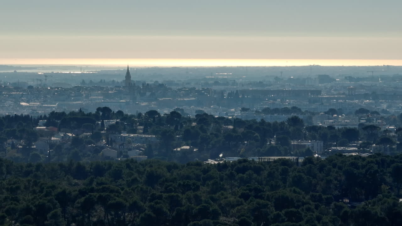현대적인 초고층 건물과 초록색으로 몽펠리에의 공중 풍경.