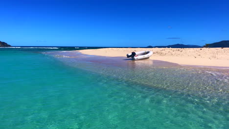 bote en asador de arena en las islas vírgenes británicas