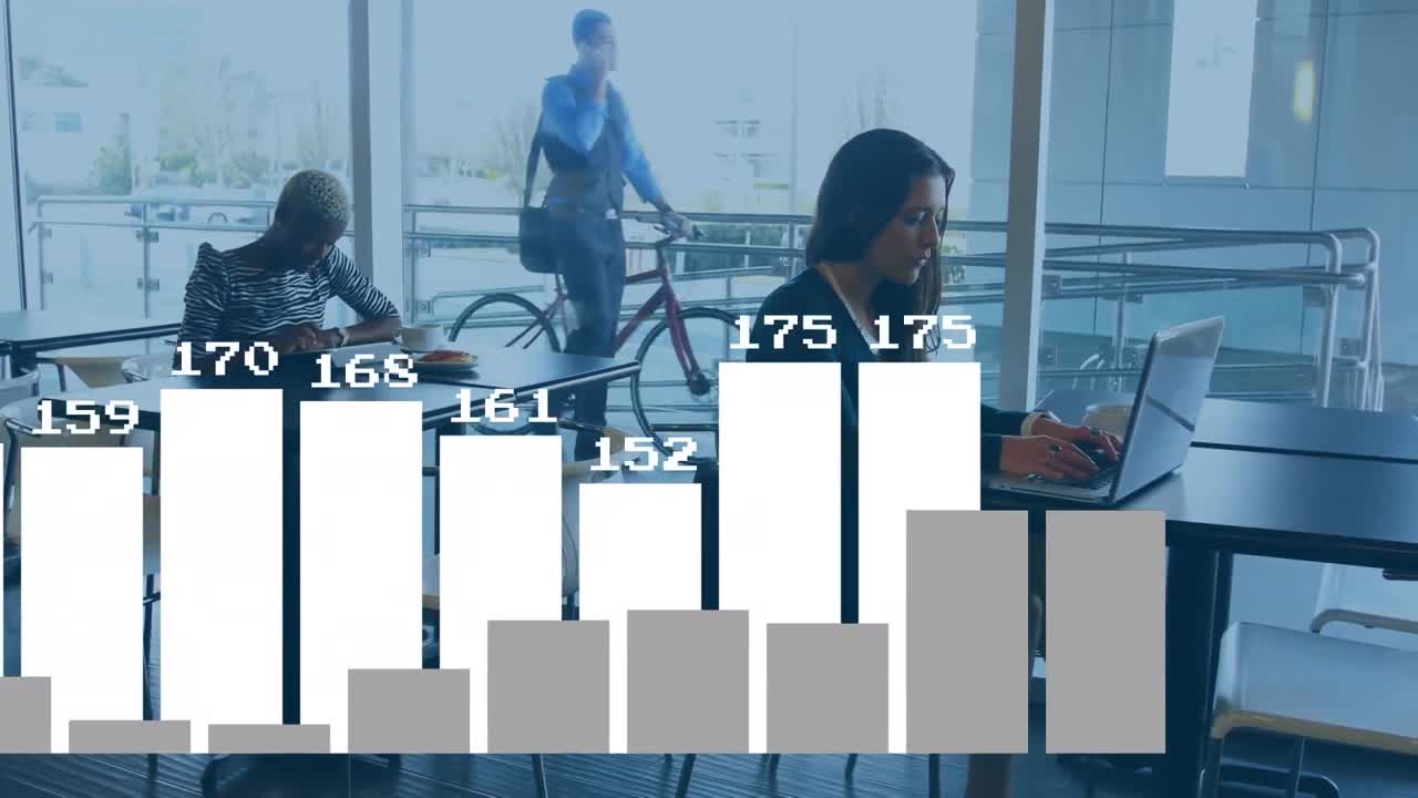 드폰을 사용하는 노트북에서 일하는 다양한 여성들에 대한 변하는 숫자를 가진 그래프의 애니메이션