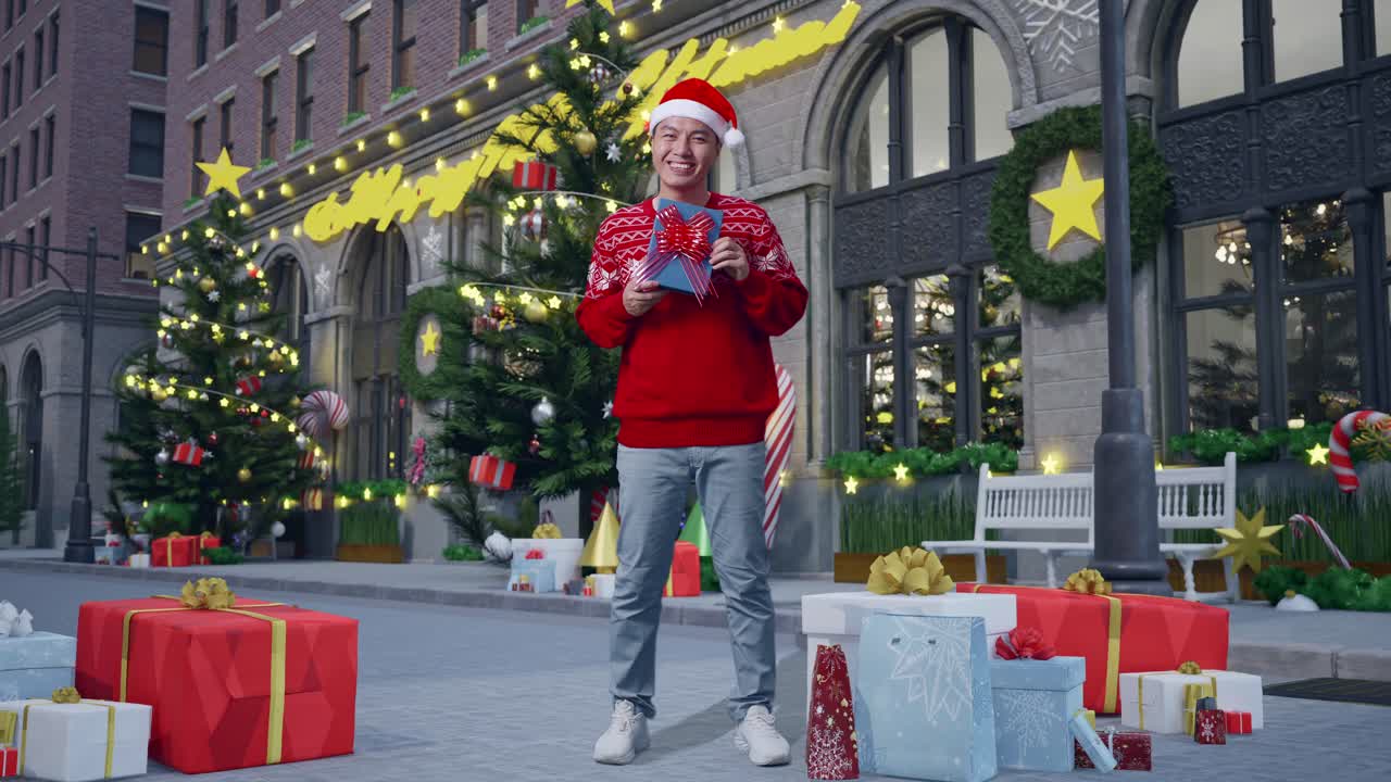 cuerpo lleno de hombre asiático en traje de papá noel mostrando un regalo y sonriendo a la cámara mientras está de pie en la noche de navidad