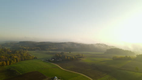 Pulsierendes-Sonnenlicht-über-Dem-Dorf,-Den-Feldern-Und-Den-Bergen-In-Napromek,-Polen