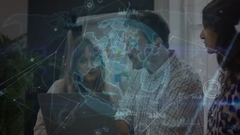 compañeros de trabajo caucásicos discutiendo informes sobre computadora portátil y globo digital, puntos conectando con líneas