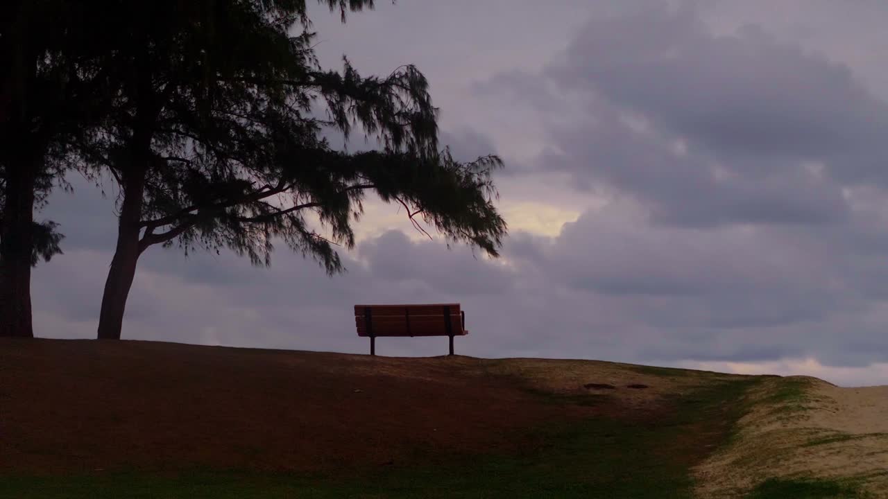 Bangku di taman saat senja dalam gerakan lambat 4k 60fps
