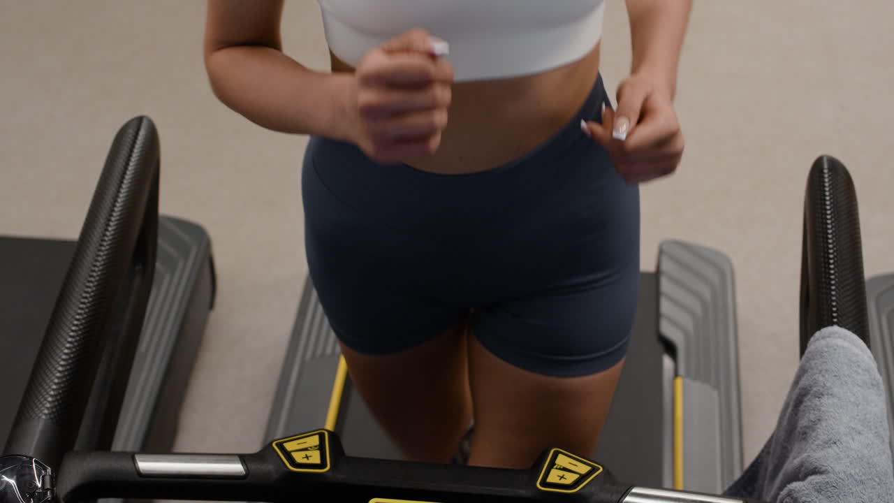 mujer corriendo en cinta