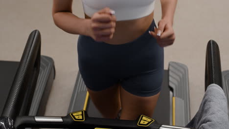 mujer corriendo en la cinta de correr