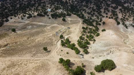 video de un avión no tripulado que muestra impresionantes paisajes montañosos