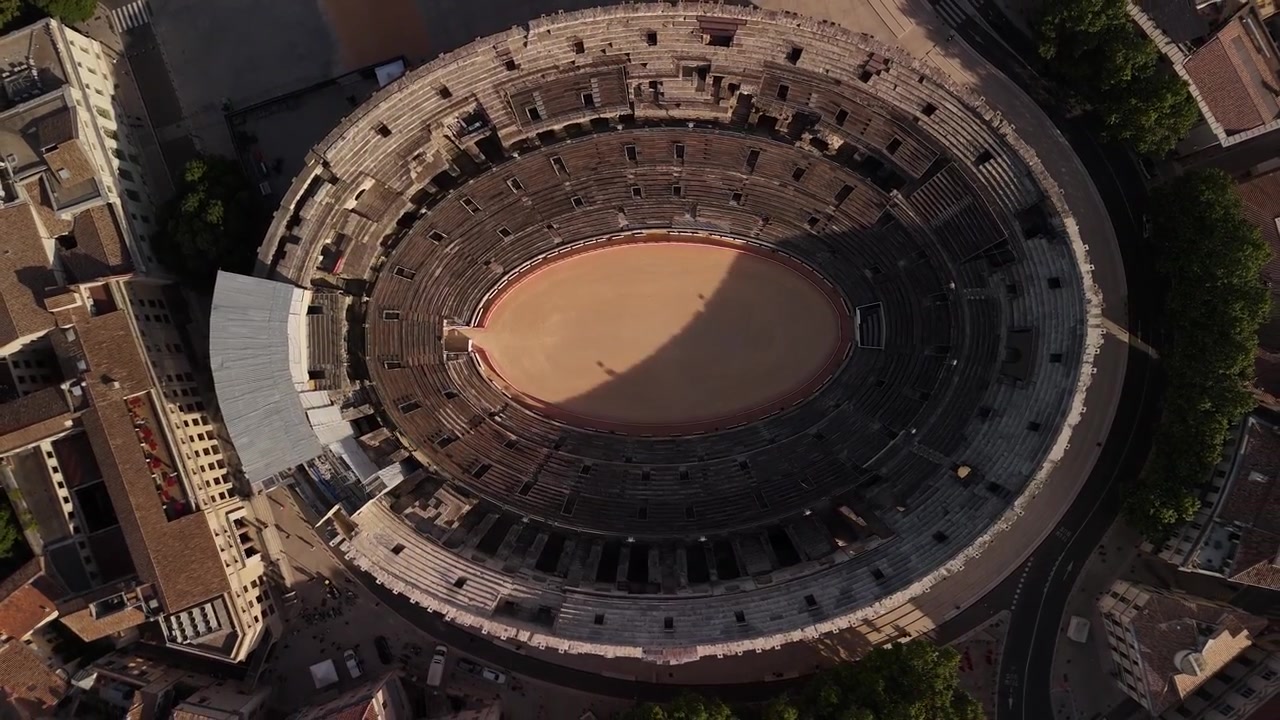 Vue aérienne par drone des Arènes de Nîmes, site emblématique de l'Empire romain, classé au Patrimoine mondial de l'UNESCO.