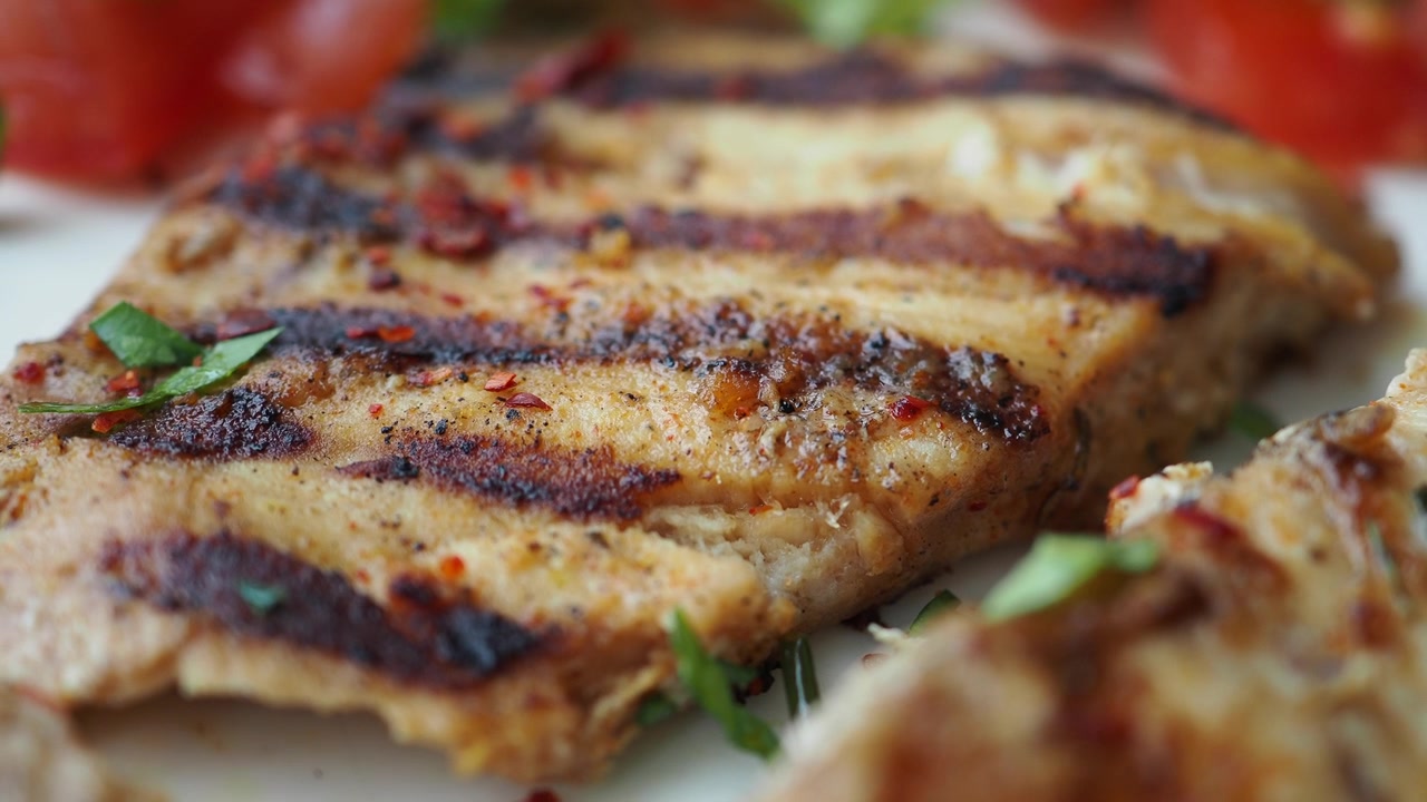 Primo piano di pollo alla griglia con erbe aromatiche e spezie