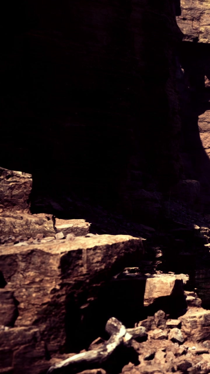 Formazioni rocciose in un canyon con la luce del sole che illumina le pietre.