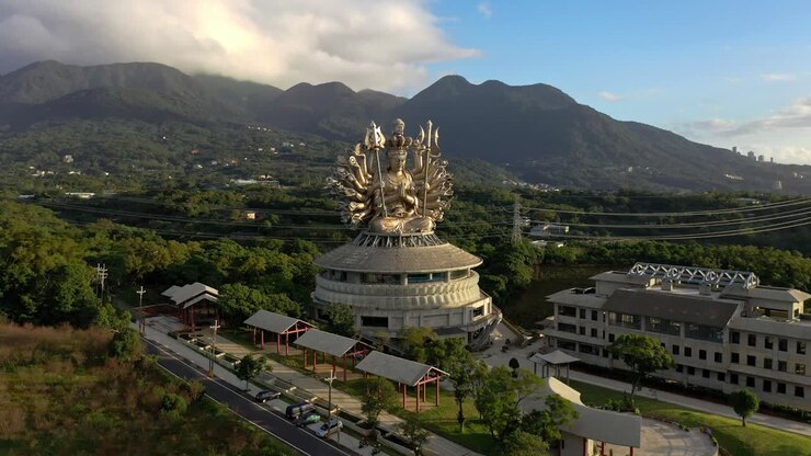Volo aereo verso il tempio della dea Guanyin con un monumento d'argento a Taiwan
