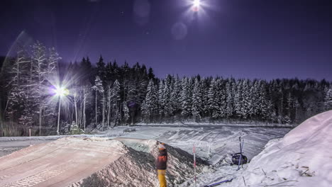 Nachts-Im-Mondlicht-Einen-Sprung-Von-Der-Ski--Und-Snowboardrampe-Machen---Gleitender-Zeitraffer