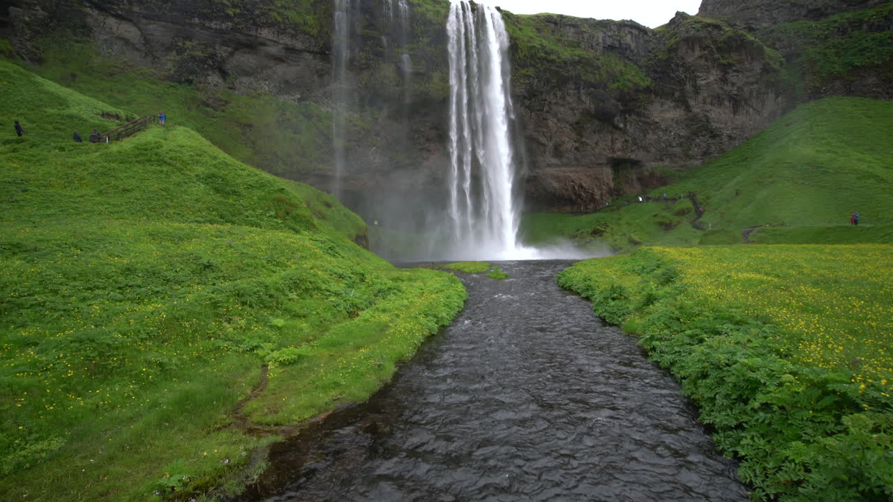 la mágica cascada de seljalandsfoss en islandia.