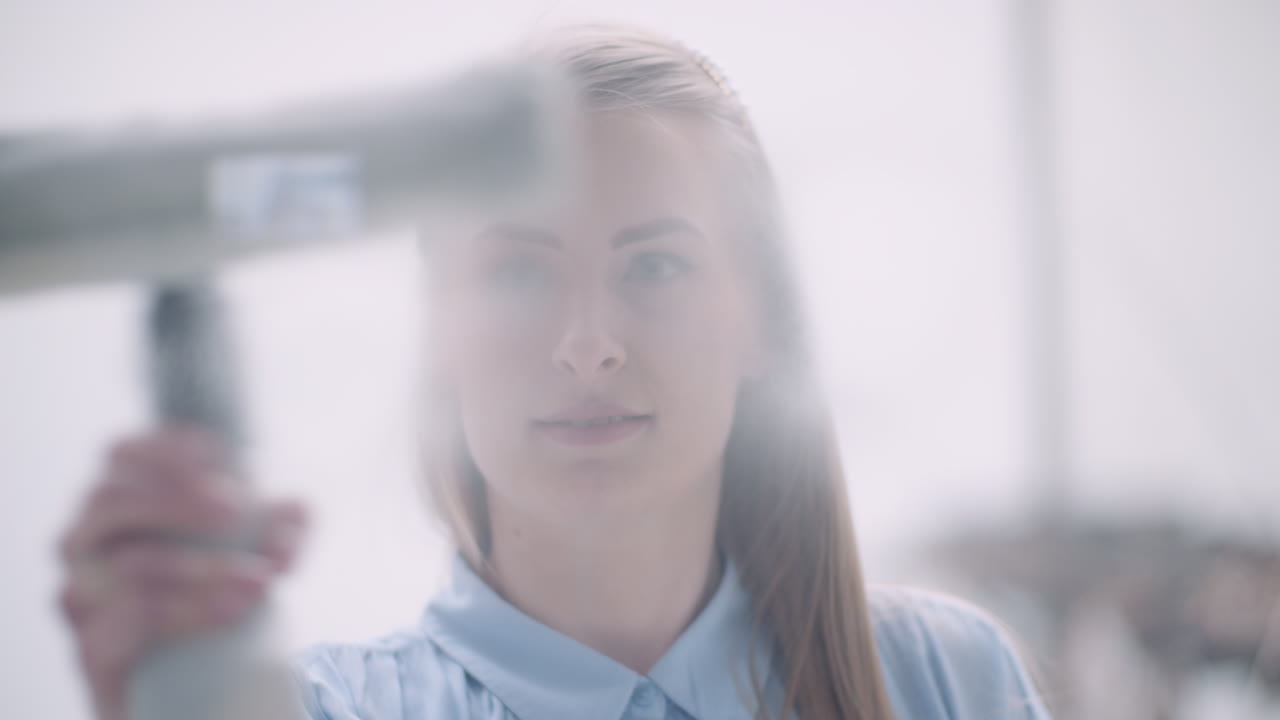 уборщица мытье окон с использованием моющих средств 8