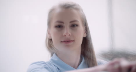 mujer de limpieza limpiando ventanas con detergentes 8