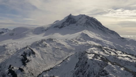 Scenic-Valley---Snowy-Mountain-Ridges-Under-Cloudy-Sky-At-Vancouver,-Pemberton,-Whistler,-And-Squamish-In-Canada