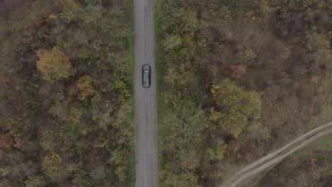 Toma-De-Seguimiento-En-Retirada-De-Un-Vehículo-En-Movimiento-En-Una-Carretera-Situada-Al-Pie-De-Las-Montañas-De-Los-Balcanes-En-Bulgaria