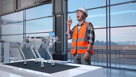 ingeniero inspeccionando un perro robótico en una instalación moderna